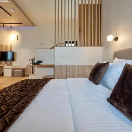 Aria Hotel 3*