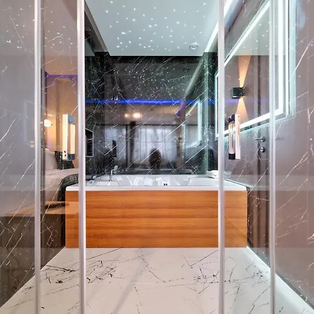 Aria Hotel 3*